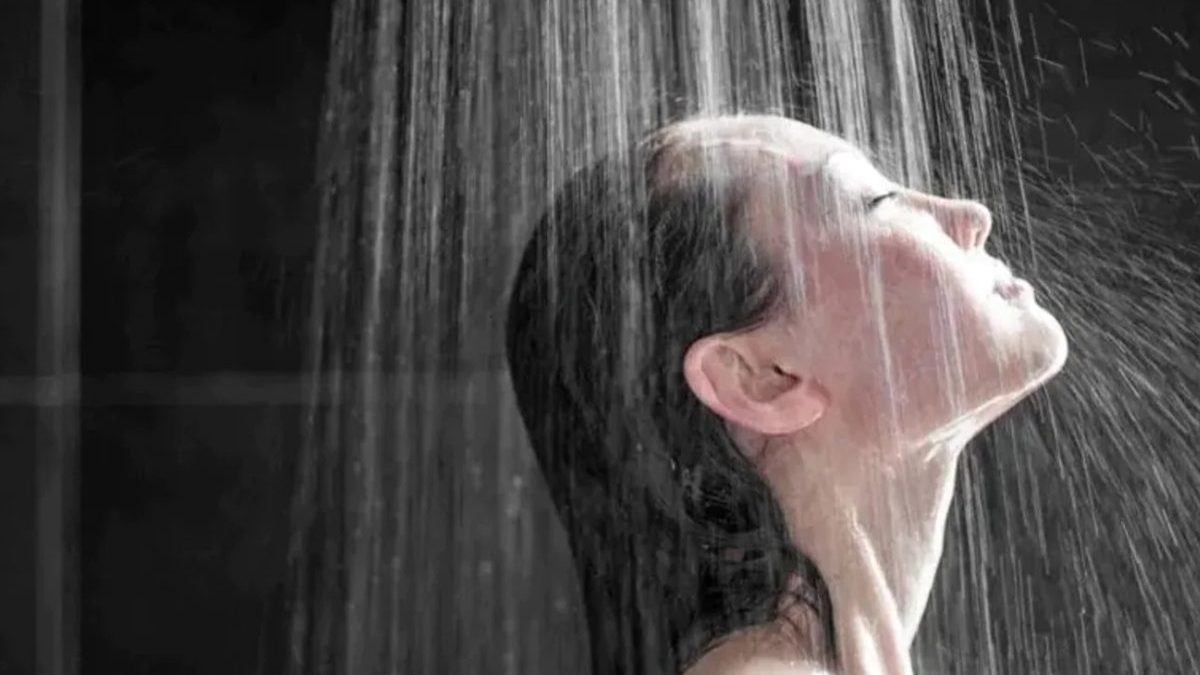 wellhealthorganic.com:which-is-better-hot-water-or-cold-water-bath