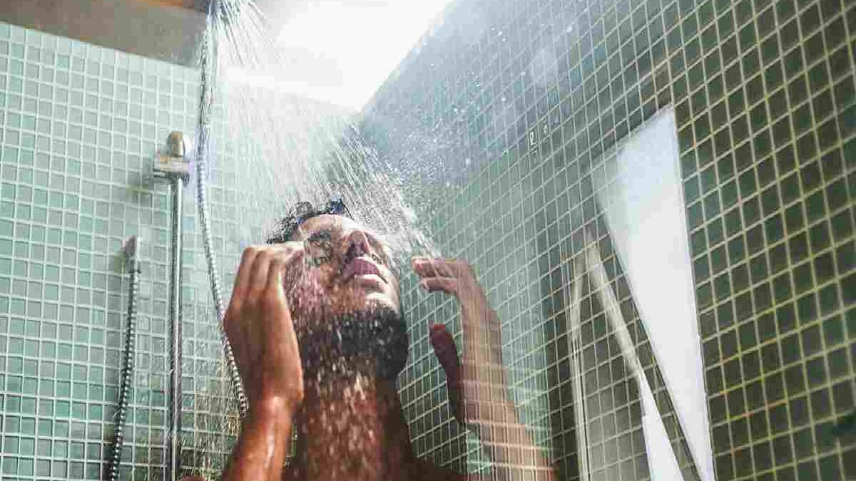 wellhealthorganic.com:which-is-better-hot-water-or-cold-water-bath